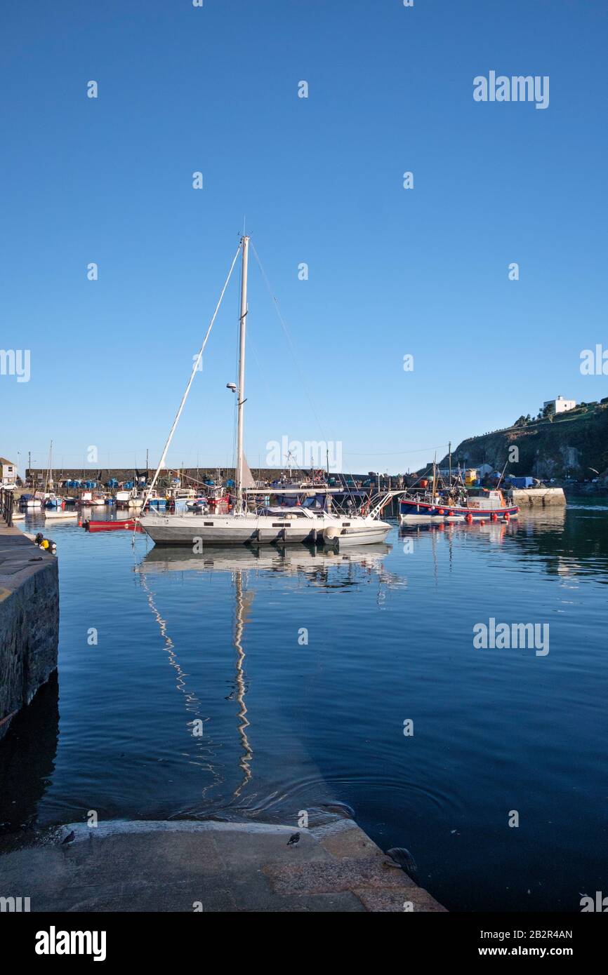 Der Hafen und die Fischerboote der Fischerfamilien Mevagissey wurden kürzlich in einer TV-Dokumentation vorgestellt. Sie warten auf das Ergebnis der Brexit Gespräche. Stockfoto
