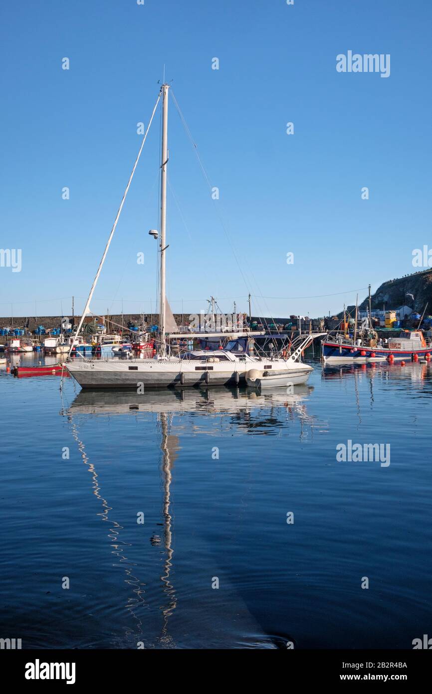 Der Hafen und die Fischerboote der Fischerfamilien Mevagissey wurden kürzlich in einer TV-Dokumentation vorgestellt. Sie warten auf das Ergebnis der Brexit Gespräche. Stockfoto