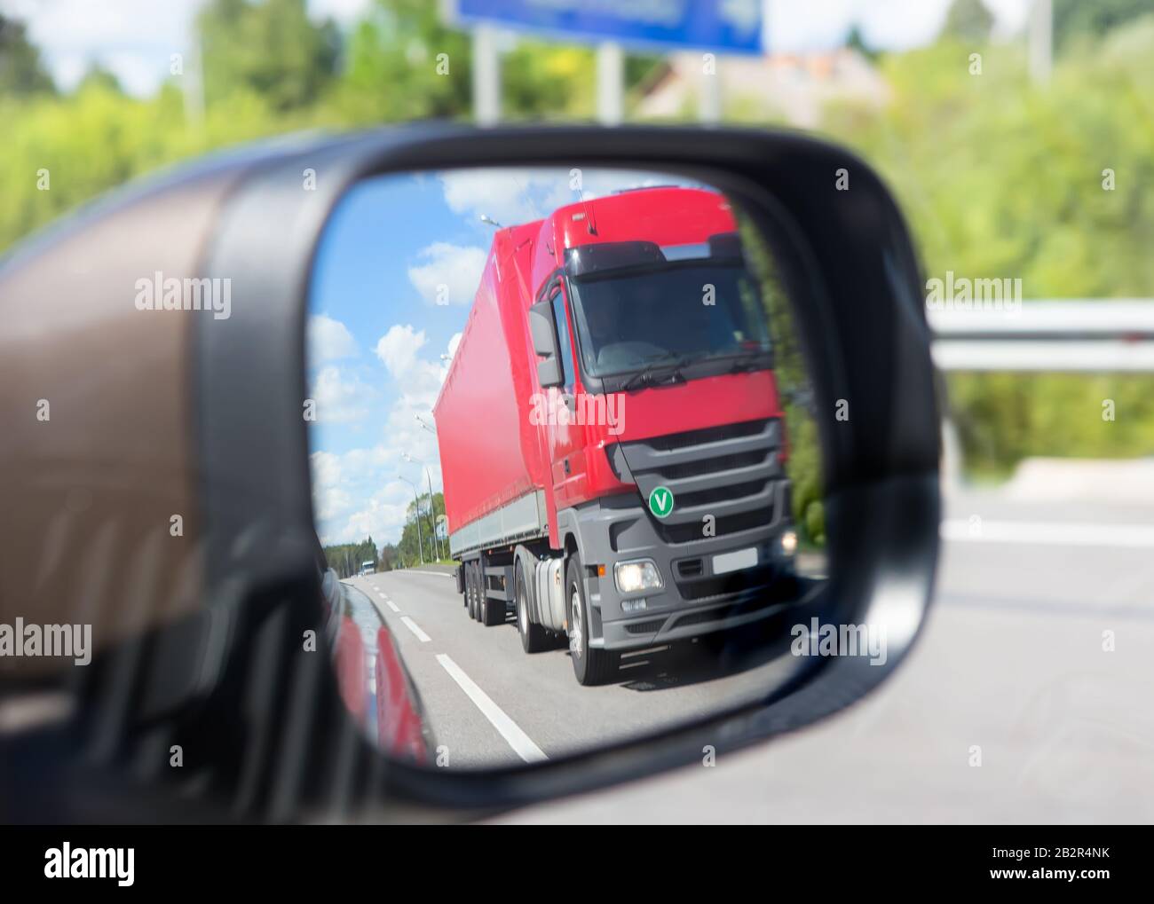 1 Reise: Spiegel, Landschaft im Rückspiegel, Spiegel am LKW, Fahrt, fahren,  Truck, LKWspiegel
