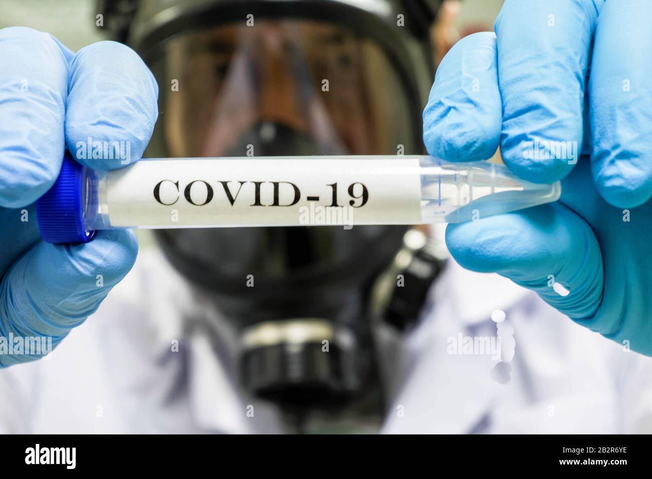 Bluttest für COVID-19. Untersuchung einer Blutprobe auf das Vorhandensein von SARS-COV-2-Coronavirus. Stockfoto