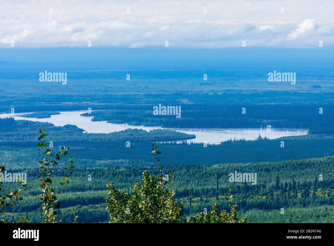 Landschaftsfotografie in Alaska, letzte Grenze, malerischer Blick auf Seen, Ausflug zur Fairbanks Alaska Road, Unberührte Wildnis, Pazifische Nordwestberge Stockfoto