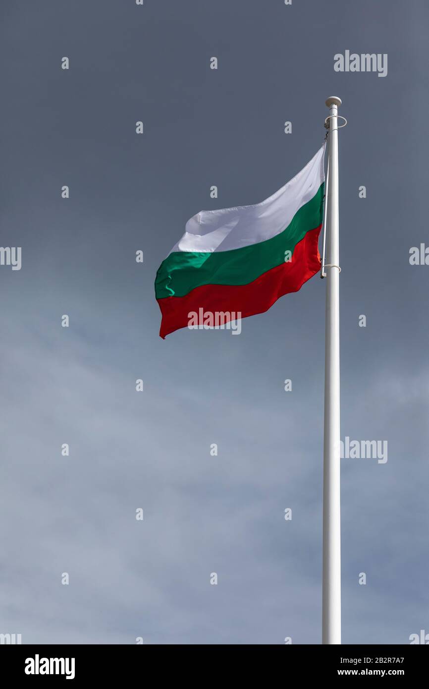 Wehende bulgarische Flagge auf blauem Himmelshintergrund Stockfoto