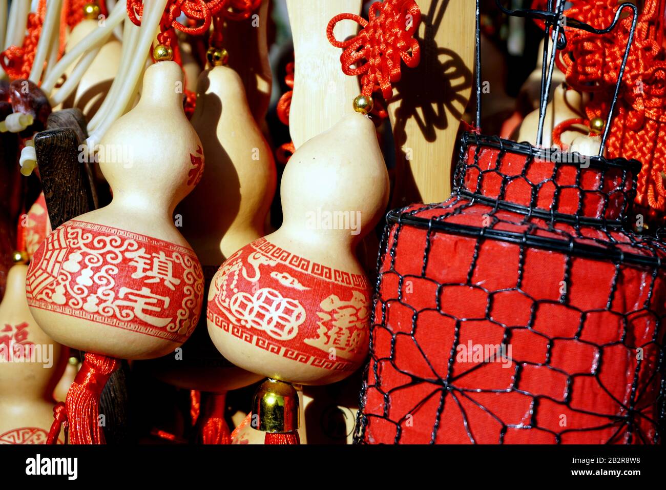 Nahaufnahme der traditionellen chinesischen Dekorationen in einem Markt unter dem Sonnenlicht in China Stockfoto