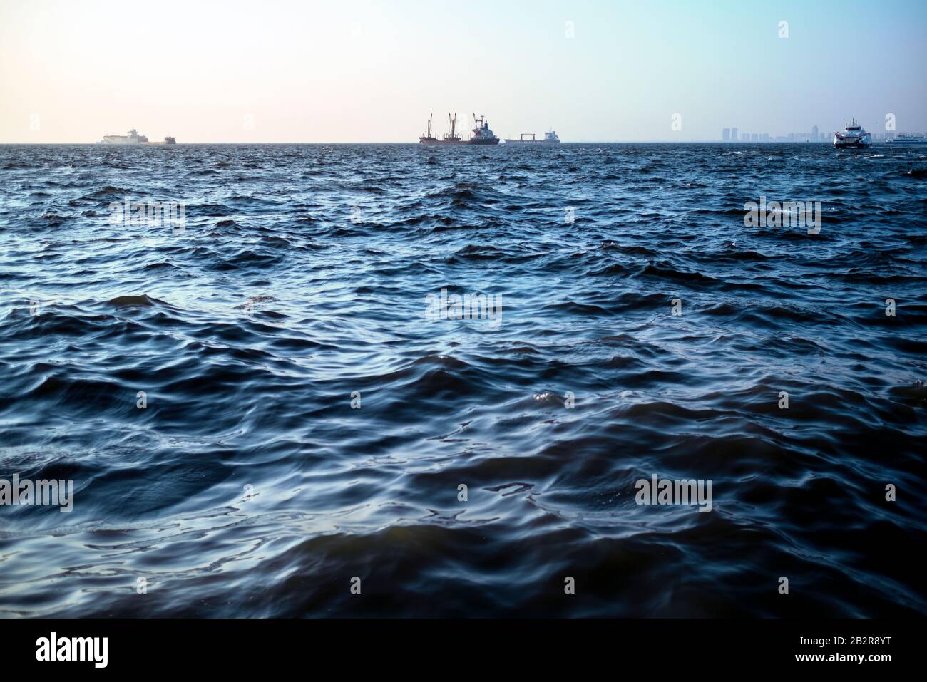 Izmir, Türkei - 21. Oktober 2019: Bucht von Izmir mit Schiffen und Dampfbooten. Stockfoto