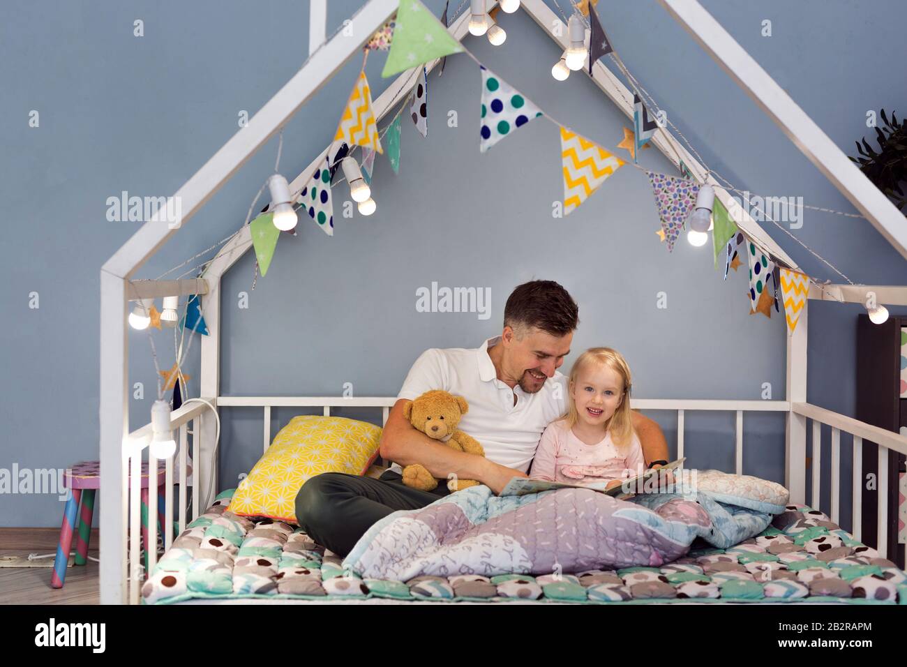 Vater Papa Im Bett Mit Tochter Die Vor Dem Schlafengehen Geschichten Liest Stockfotografie Alamy 