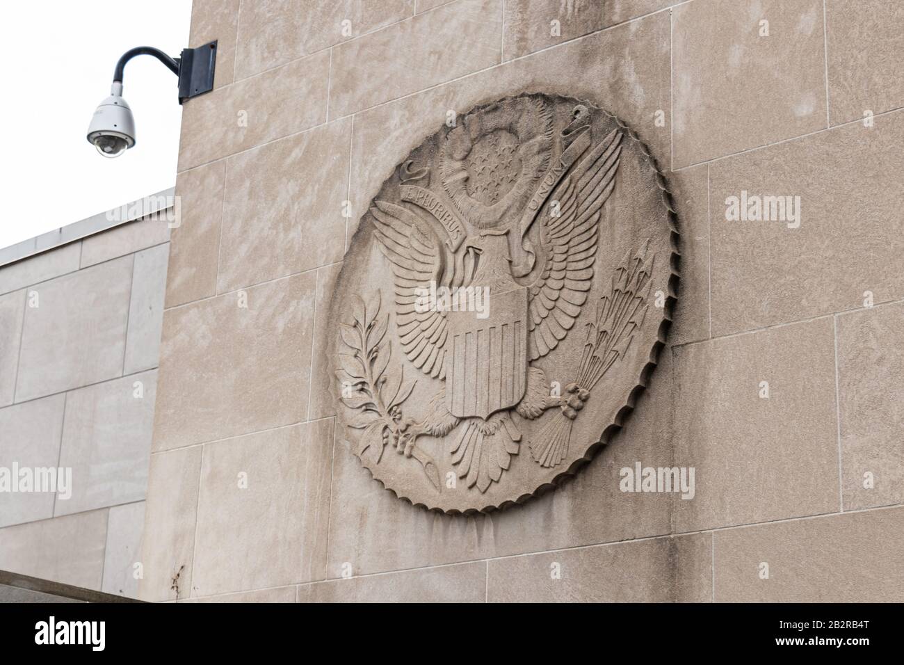 Großes Siegel der Vereinigten Staaten in Stein auf der Seite des US-Generalkonsulats Toronto. Stockfoto