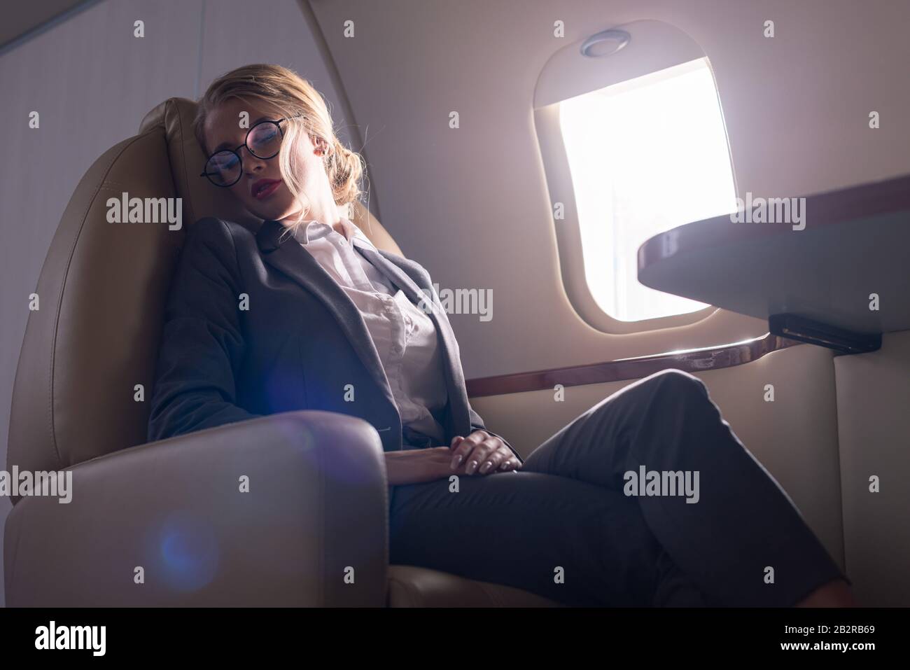 Geschäftsfrau im flugzeug Stockfotos, lizenzfreie Geschäftsfrau im flugzeug  Bilder