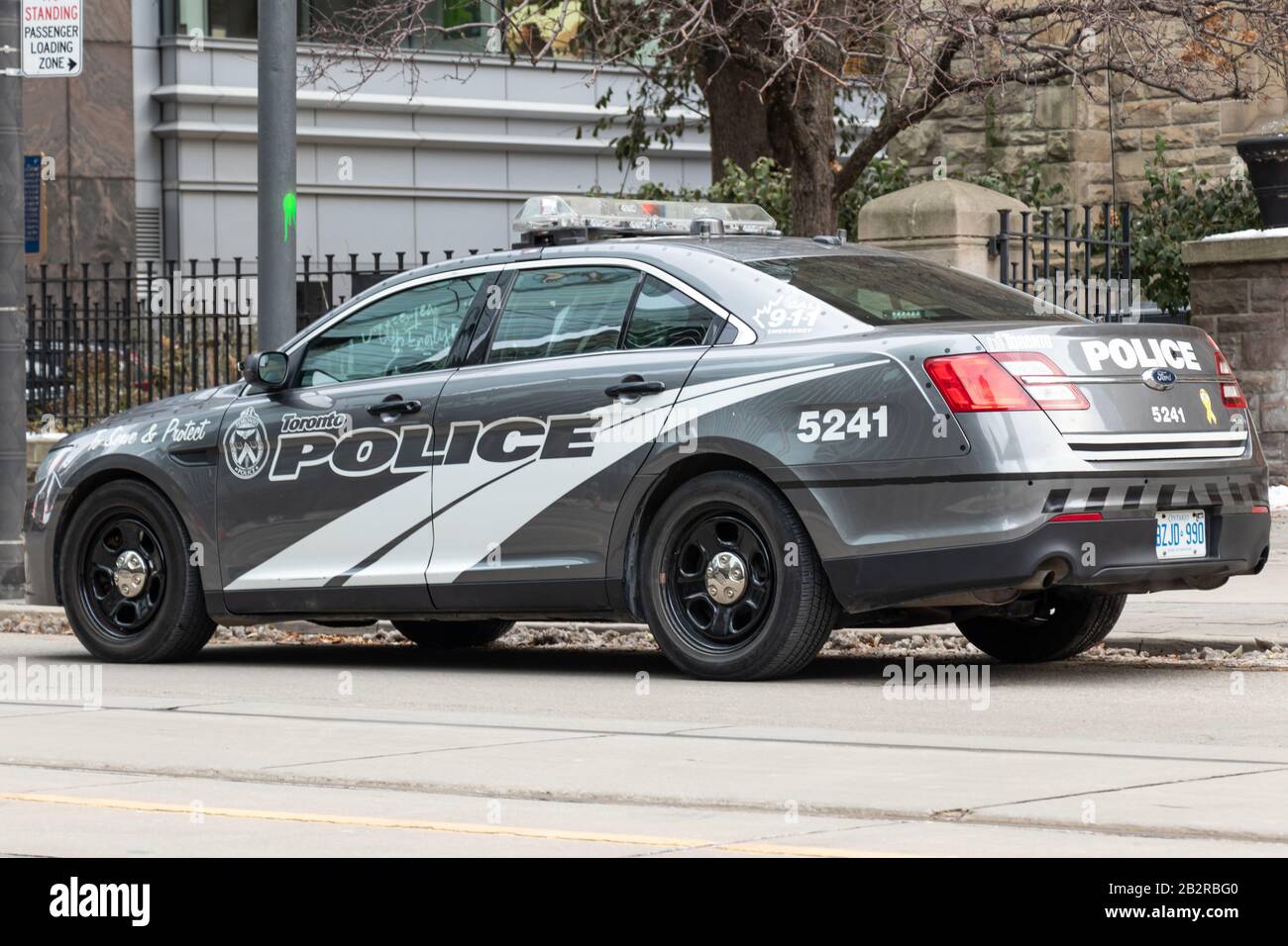 Tagsüber parkte das graue Polizeiauto der Toronto Police an einer Straße in der Stadt. Stockfoto