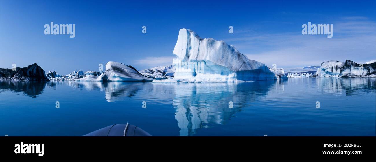 Gletscherlagune Joekulsarlon, Eisblöcke schwimmen in der Lagune, Island Stockfoto