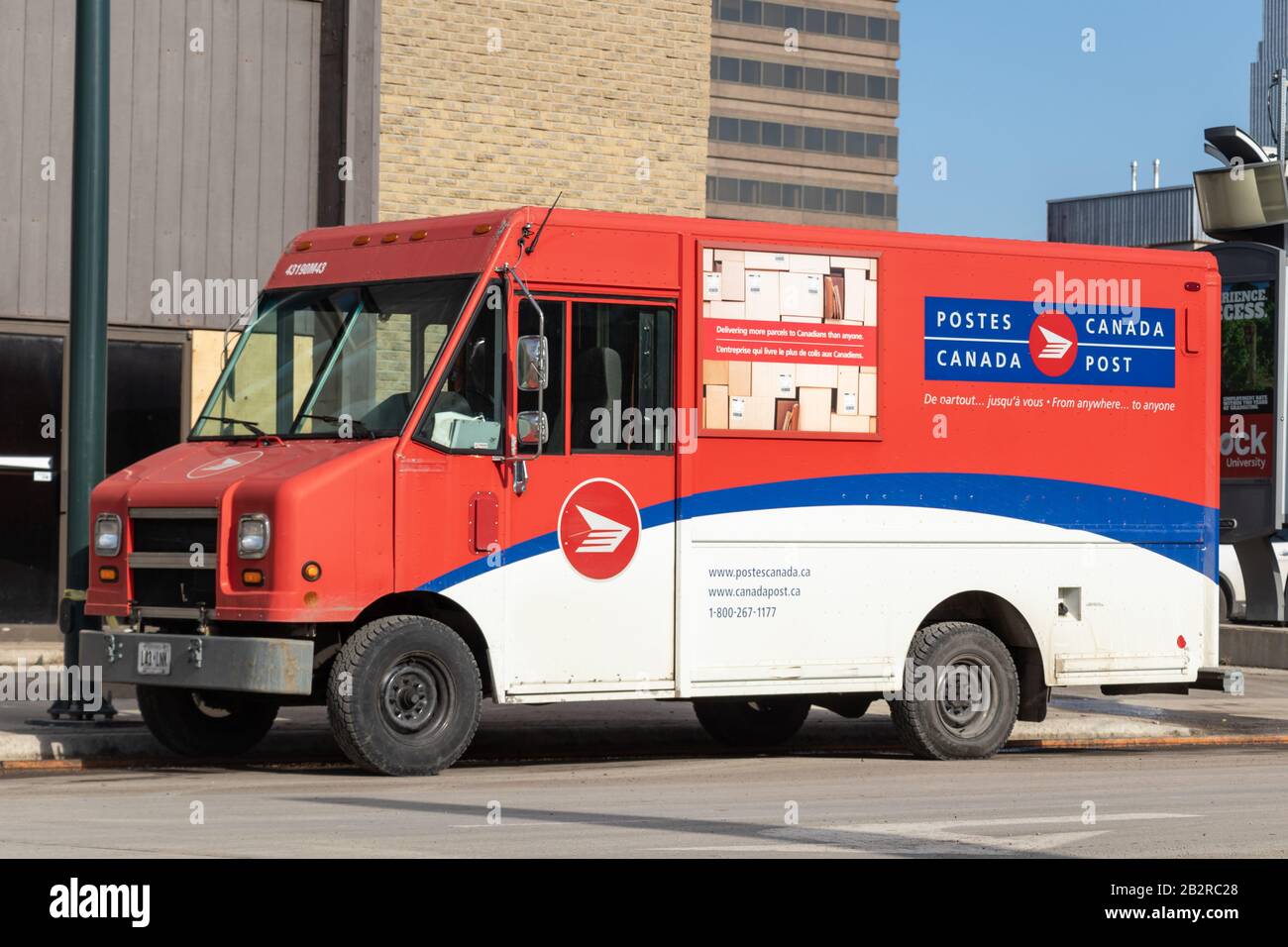 Canada Post Lieferwagen auf der Seite einer Stadtstraße geparkt. Stockfoto