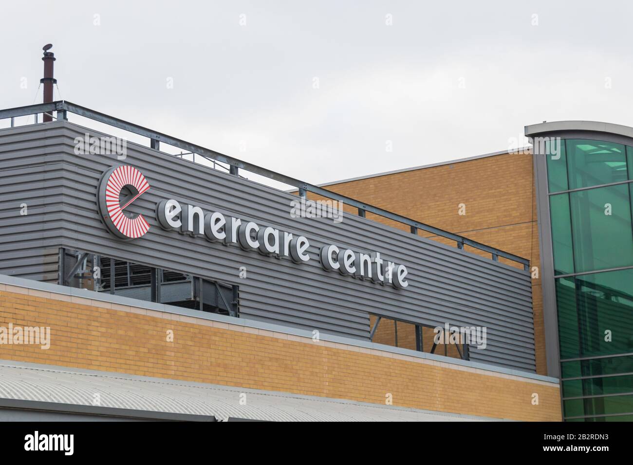 Melden Sie sich an einem Eingang zum Enercare Centre an, einem Ausstellungskomplex am Exhibition Place in Toronto. Stockfoto
