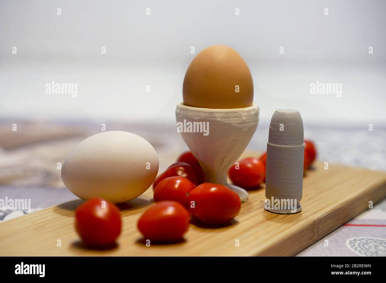 Eggcup und Salzschüttler aus 3D-Drucker mit Ei und Tomaten Stockfoto