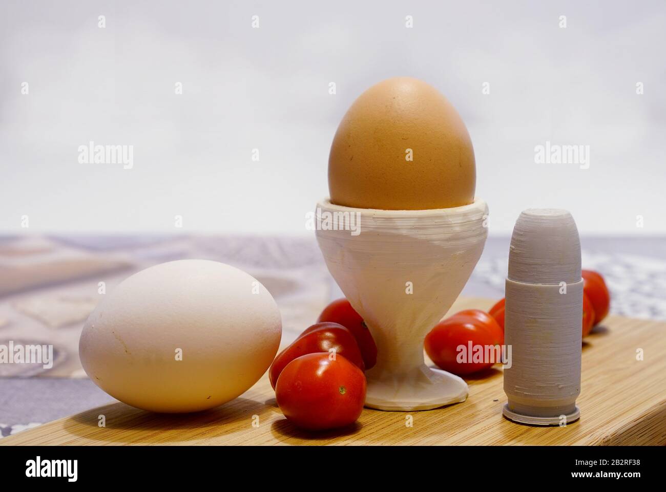 Eierbecher und Salzschüttler auf einem 3D-Drucker gedruckt Stockfoto