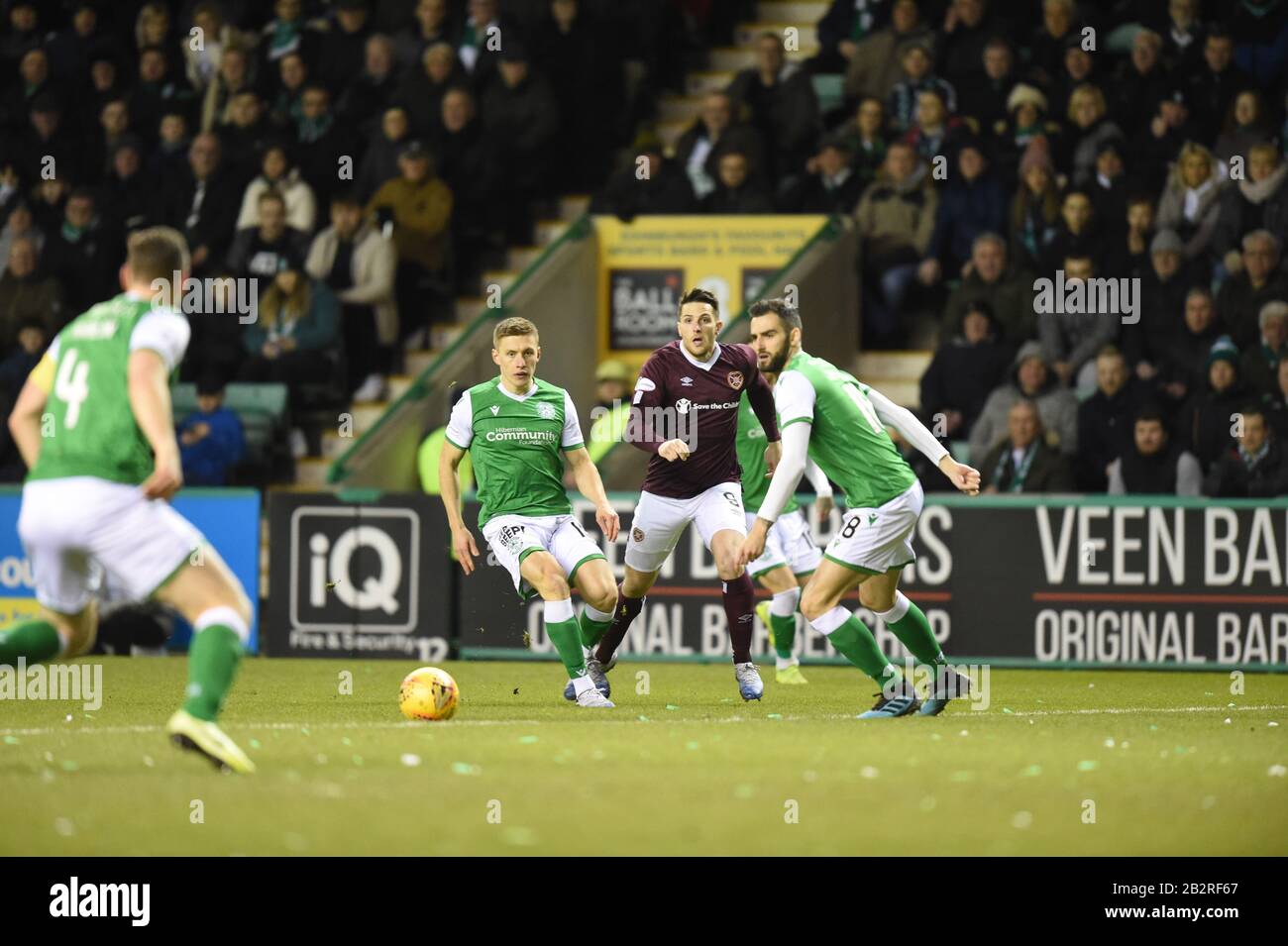 Easter Road Stadium, Edinburgh, Schottland. GROSSBRITANNIEN. März 2020. Scottish Premiership Match Hibernian vs Hearts Conor Washington (C) mit Hibs Greg Docherty & Adam Jackson Credit: Eric mccowat/Alamy Live News Stockfoto