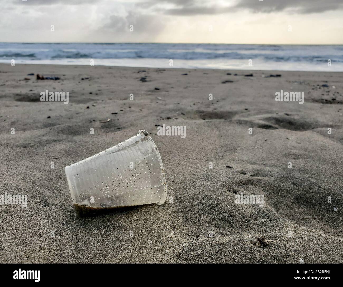 Kunststoffglas am Ökosystem der sandigen Meeresküste, umweltfreier Planet Save, cilento Stockfoto