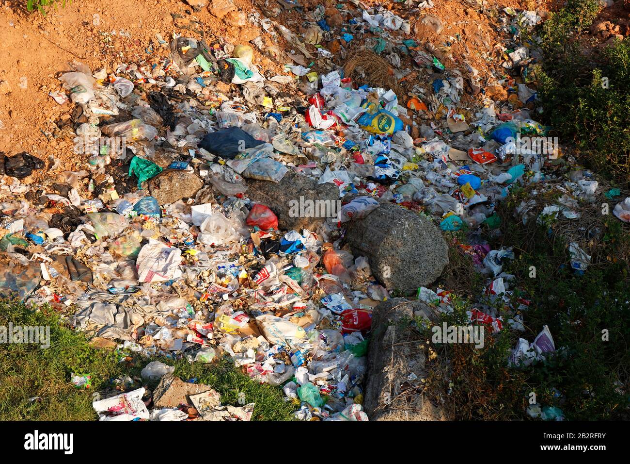 Armer städtischer Slum mit Verschmutzungsproblemen. Umweltverschmutzung durch Plastikmüll Stockfoto