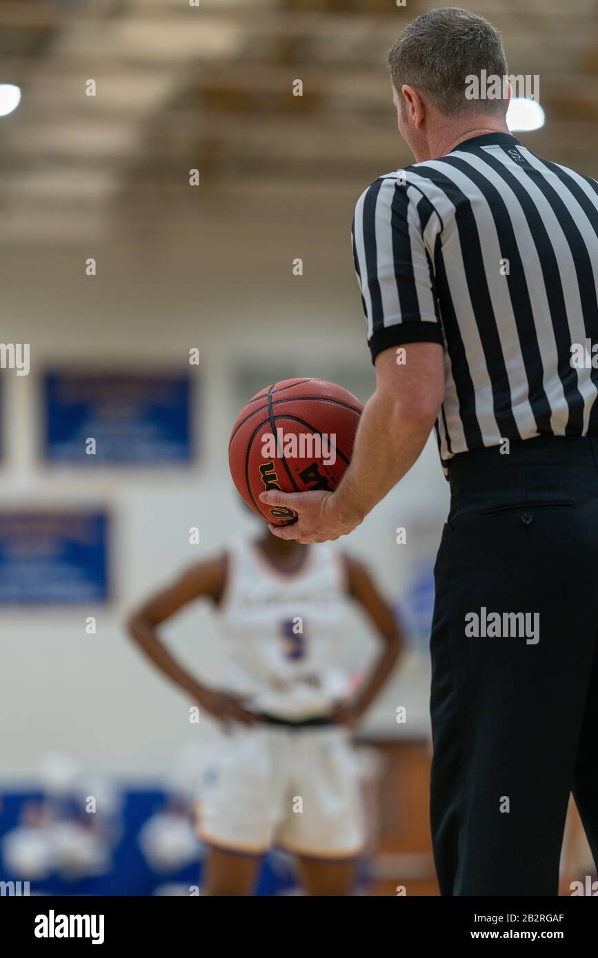 Nashville, VEREINIGTE STAATEN - 15. Februar 2020: Ein Schiedsrichter, der sich vorbereitet, den Ball einem Spieler zu übergeben, um Freiwürfe zu schießen. Stockfoto