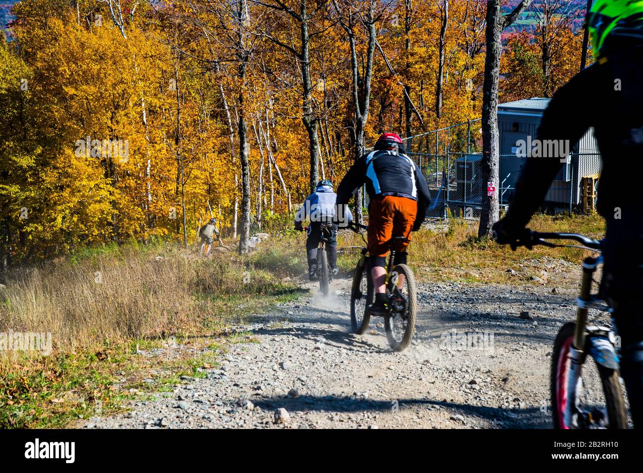 Bromont, Kanada - 14. Oktober 2019: Menschen, die mit dem Fahrrad fahren, mit Farbenfrohem Herbstblick auf dem Bromont-Mount in Quebec, Kanada Stockfoto
