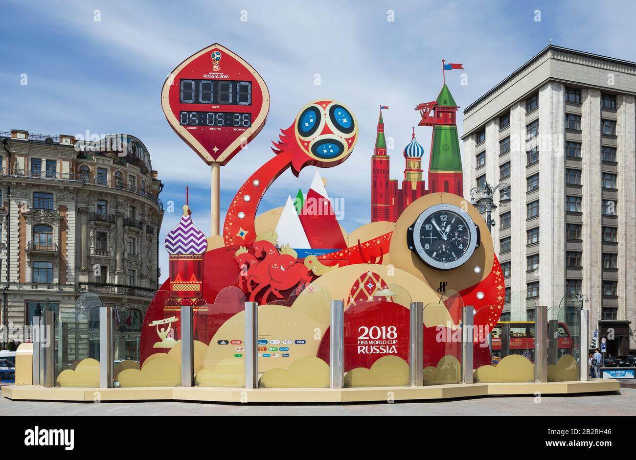 Moskau, RUSSLAND - 4. JUNI 2018: Uhr der FIFA-Weltmeisterschaft 2018 in Russland auf dem Maneschnaja-Platz in der Nähe des Roten Platzes. Stockfoto