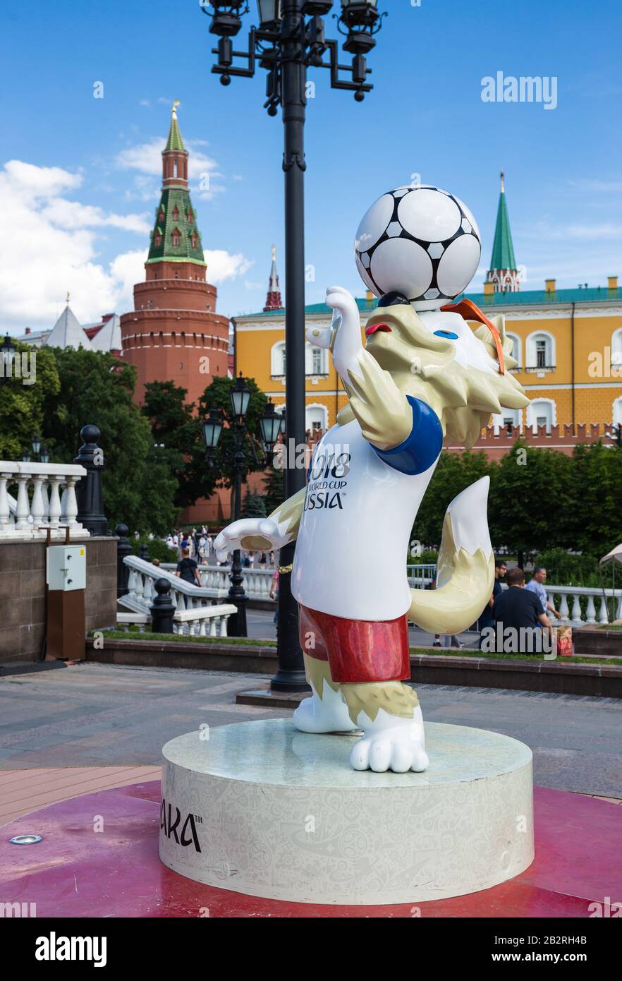 Moskau, RUSSLAND - 27. Juni 2018: Der offizielle Talisman der FIFA-Weltmeisterschaft 2018 Wolf 'Zabivaka' auf dem Maneschnaja-Platz, in der Nähe des Roten Platzes. Stockfoto