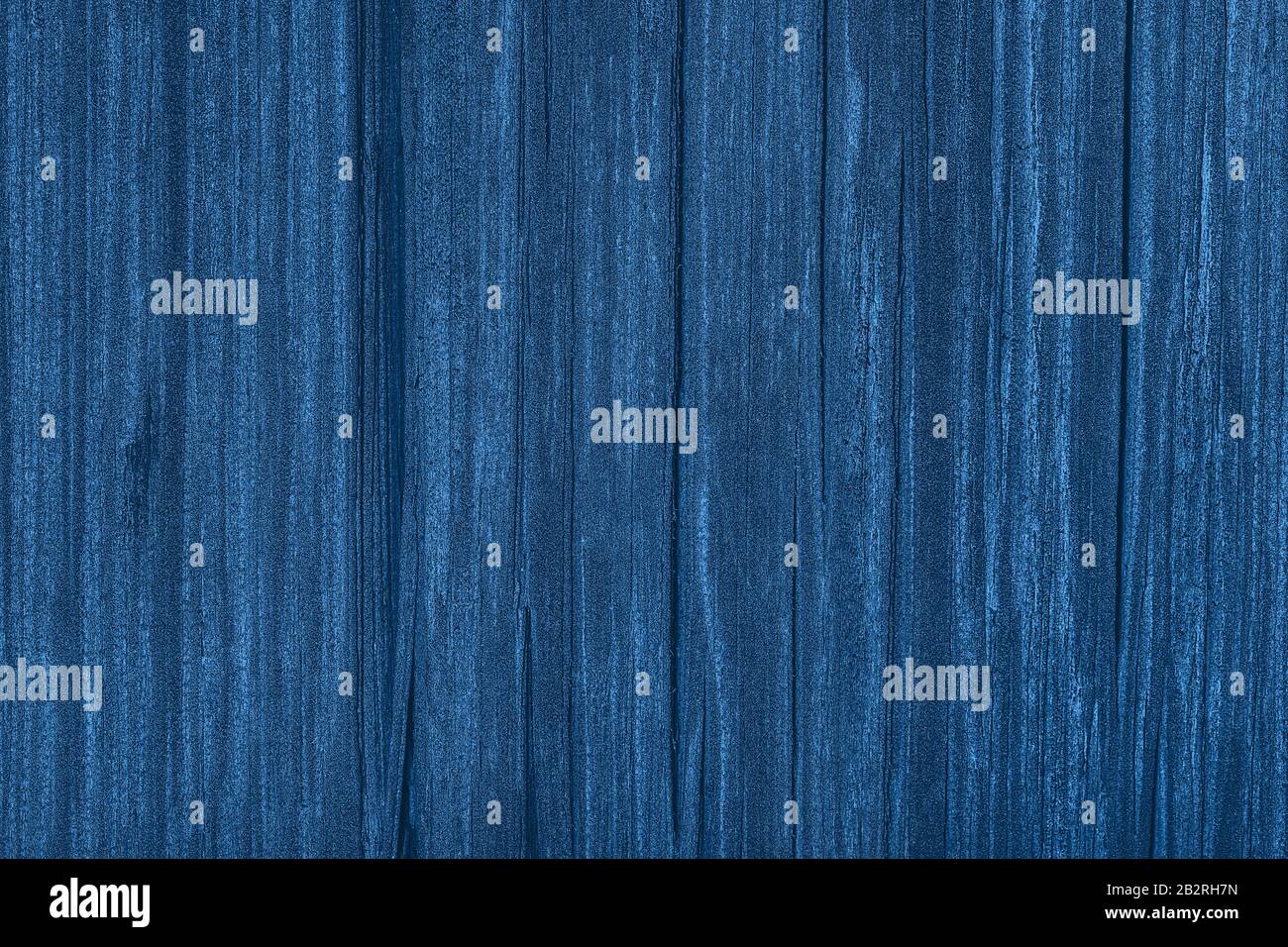 Blauer Holzhintergrund. Holzstruktur in Pantone Classic Blue. Farbe des Jahres 2020. Monochromes Foto. Stockfoto