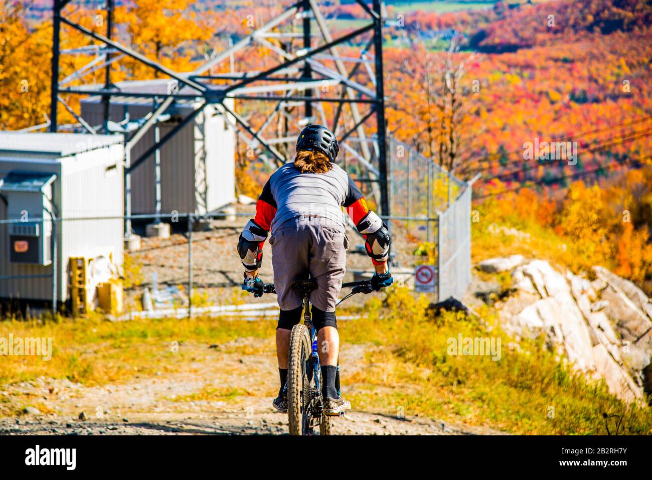 Bromont, Kanada - 14. Oktober 2019: Menschen, die mit dem Fahrrad fahren, mit Farbenfrohem Herbstblick auf dem Bromont-Mount in Quebec, Kanada Stockfoto