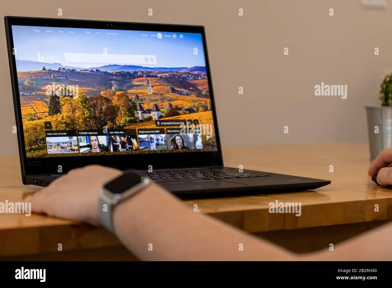 Mann mit Microsofts Bing Web-Suchmaschine. Stockfoto