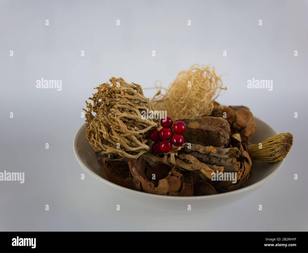 Eine Mischung aus Potpourri und Duft in einer weißen Porzellanschale Stockfoto
