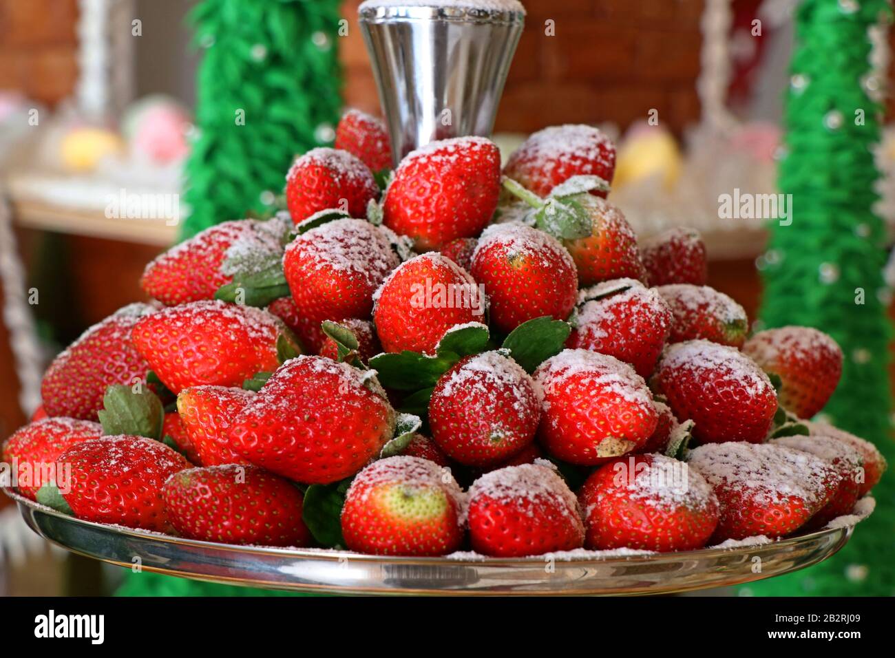 Frische reife Erdbeeren in einer Platte Stockfoto