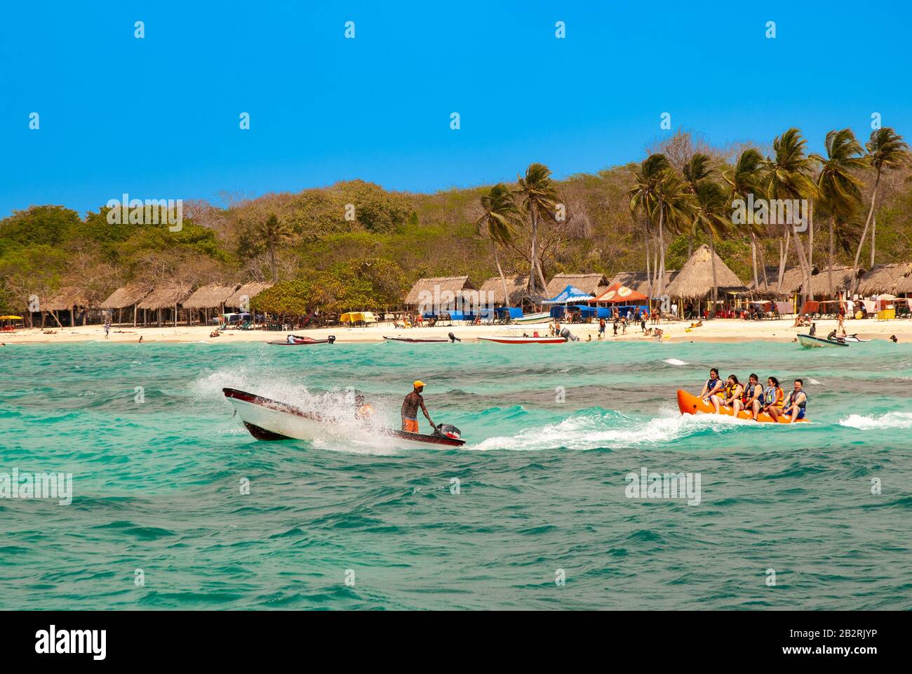 Wassersport an der Playa Blanca auf der Isla de Baru, Cartagena de Indias, Kolumbien Stockfoto
