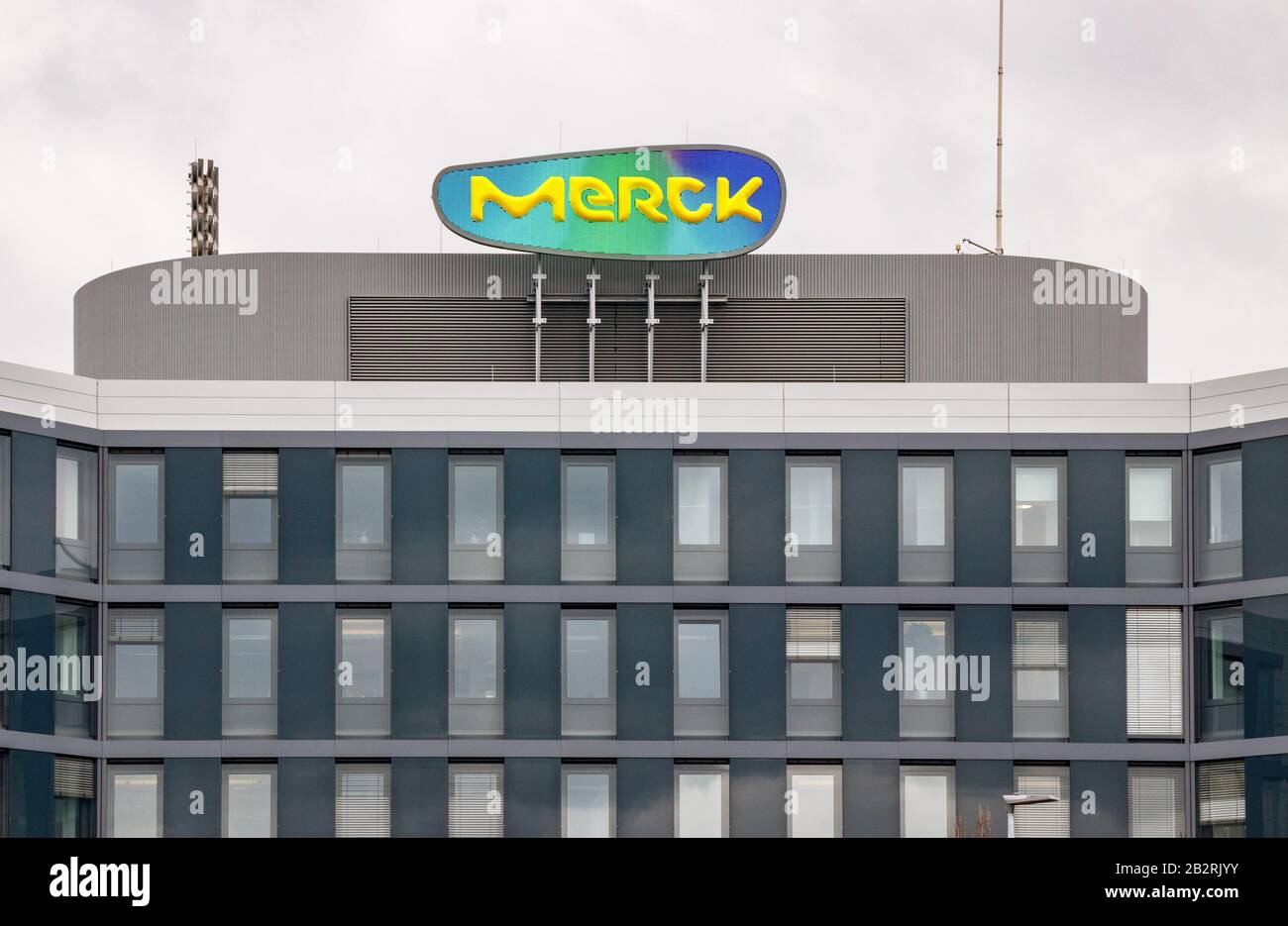 Gebäude mit einem farbenfrohen Display mit dem Merck-Logo. Frontalansicht. Darmstadt-Land. Stockfoto