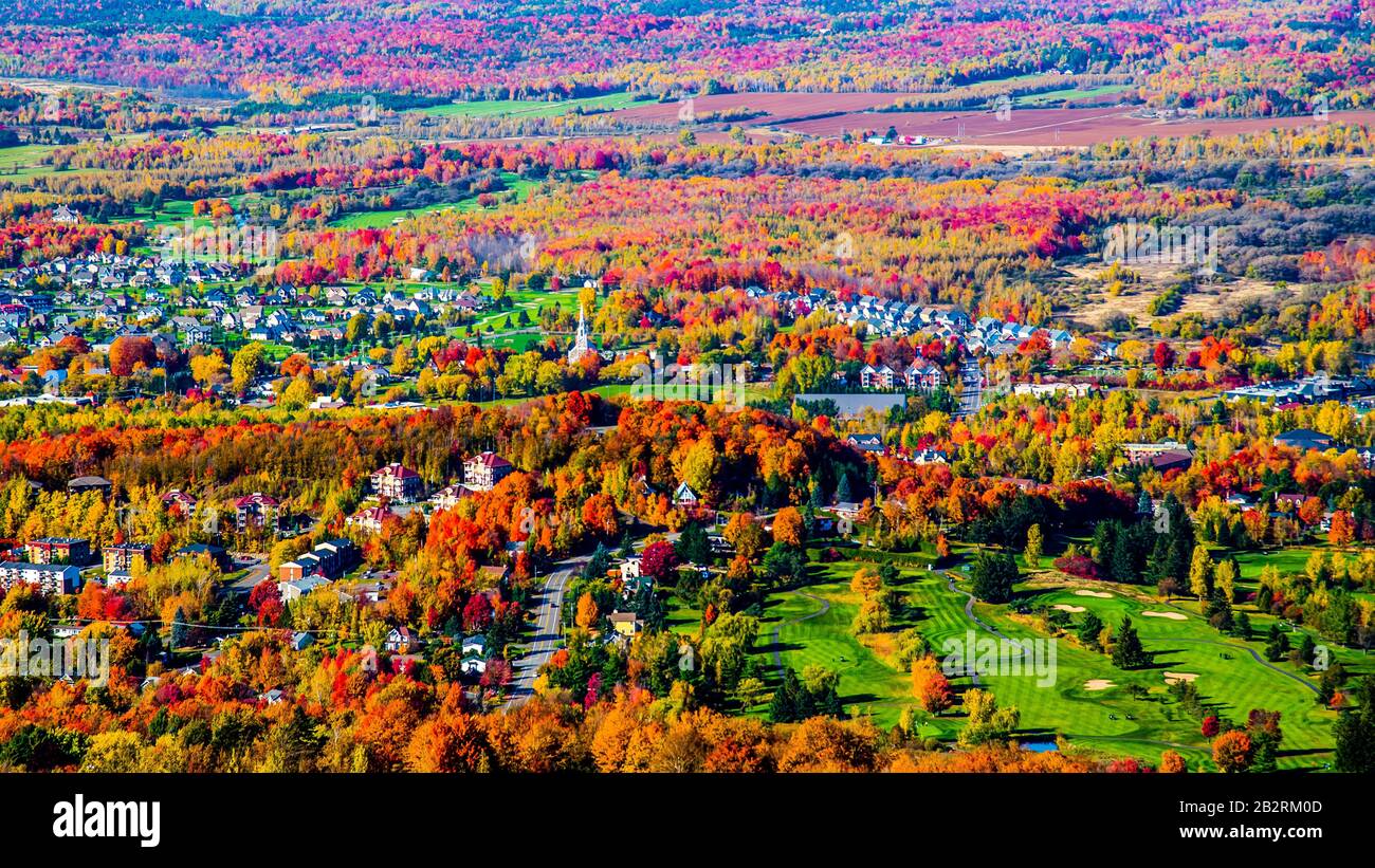 Farbenfrohe Herbstansicht in Bromont Mount in Quebec Kanada Stockfoto