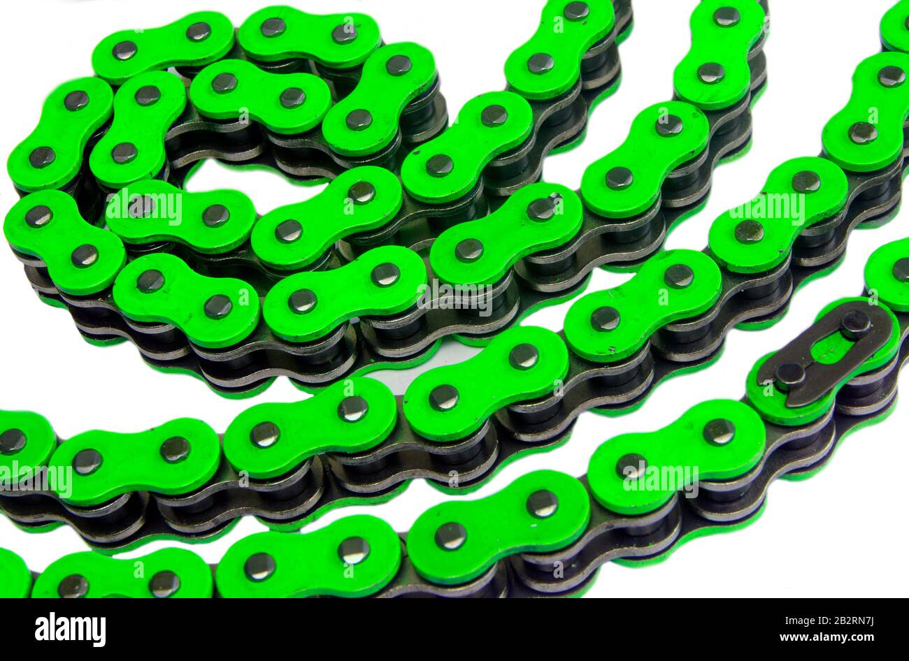 Grüne Motorradkette auf weißem Hintergrund Stockfoto