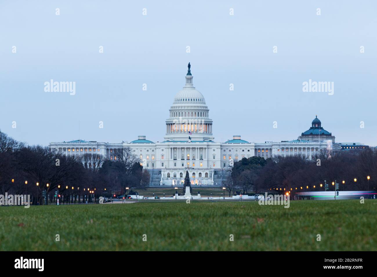 US-Kapitolgebäude aus der Ferne am frühen Morgen auf der National Mall. Stockfoto