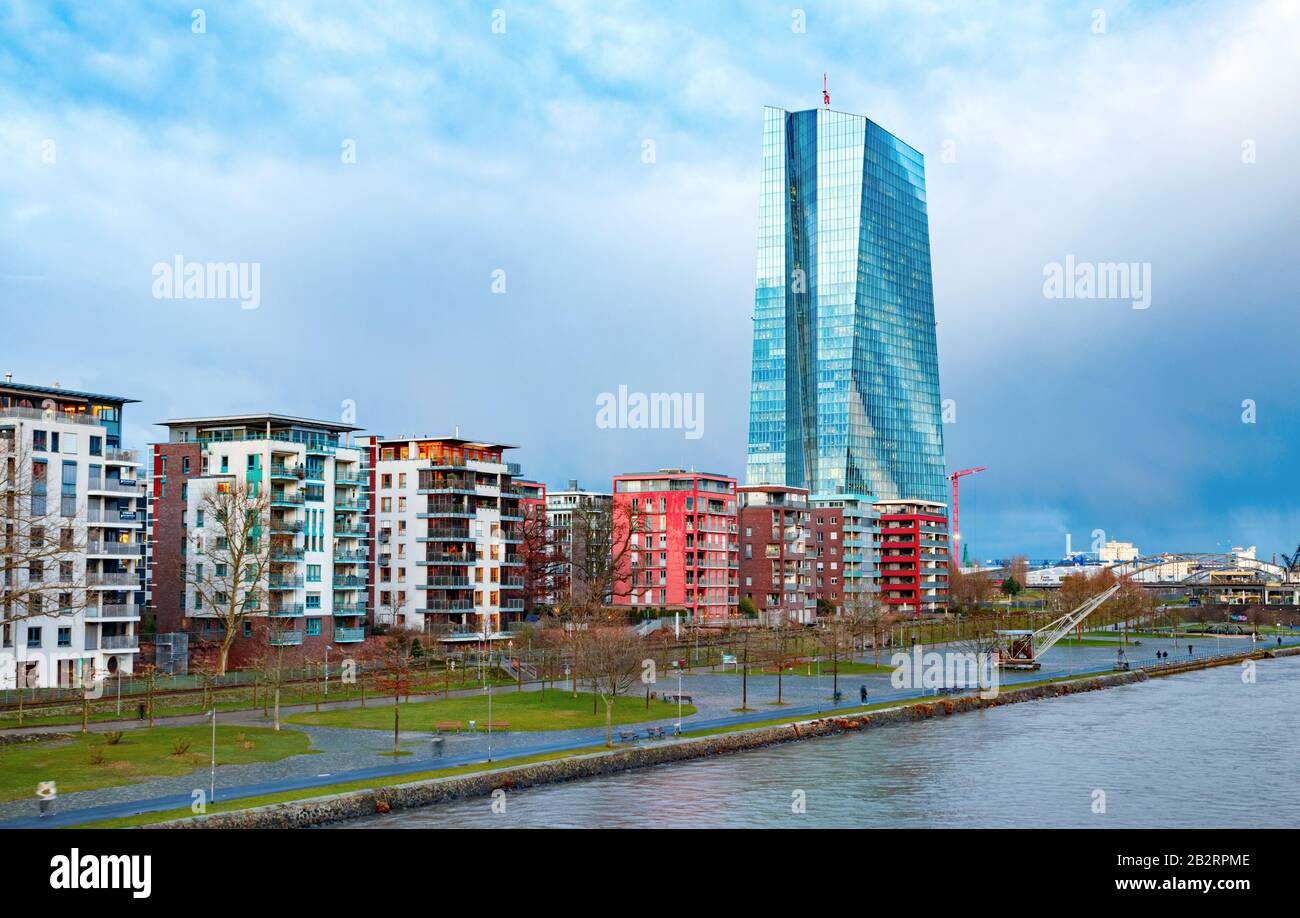 Gebäude und Wohnhäuser der Europäischen Zentralbank (EZB) am Main. Frankfurt am Main, Deutschland. Stockfoto