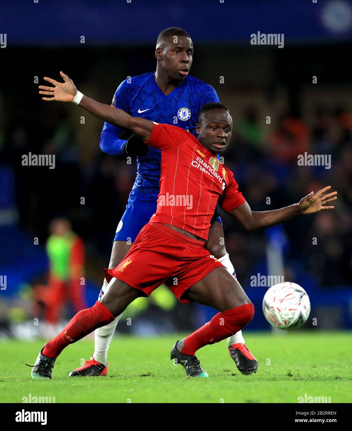 Liverpools Sadio Mane (vorne) und Chelseas Kurt Zouma kämpfen während des fünften Vorrundenspiels des FA Cup an der Stamford Bridge, London um den Ball. Stockfoto