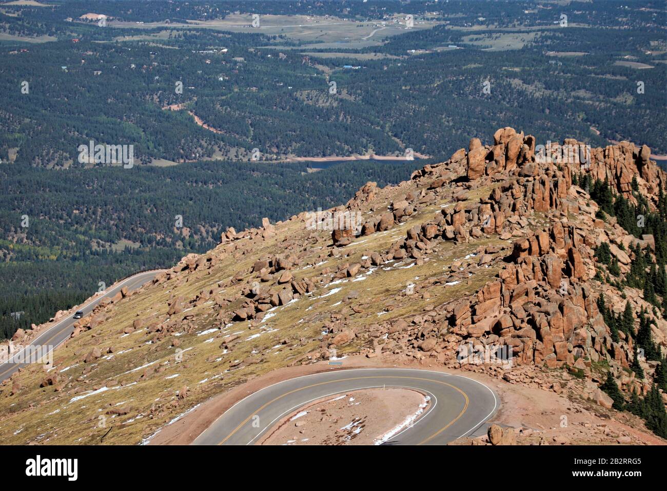 Die langsame und gefährliche Straße auf Pikes Peak in Colorado in den USA mit einem älteren Cabrio an einem sonnigen Tag einige mit Kopierraum und klarem Himmel Stockfoto