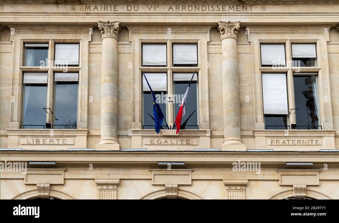 Liberte, Egalite, Fraternite-Motto an der Fassade eines Rathauses - Paris, Frankreich Stockfoto