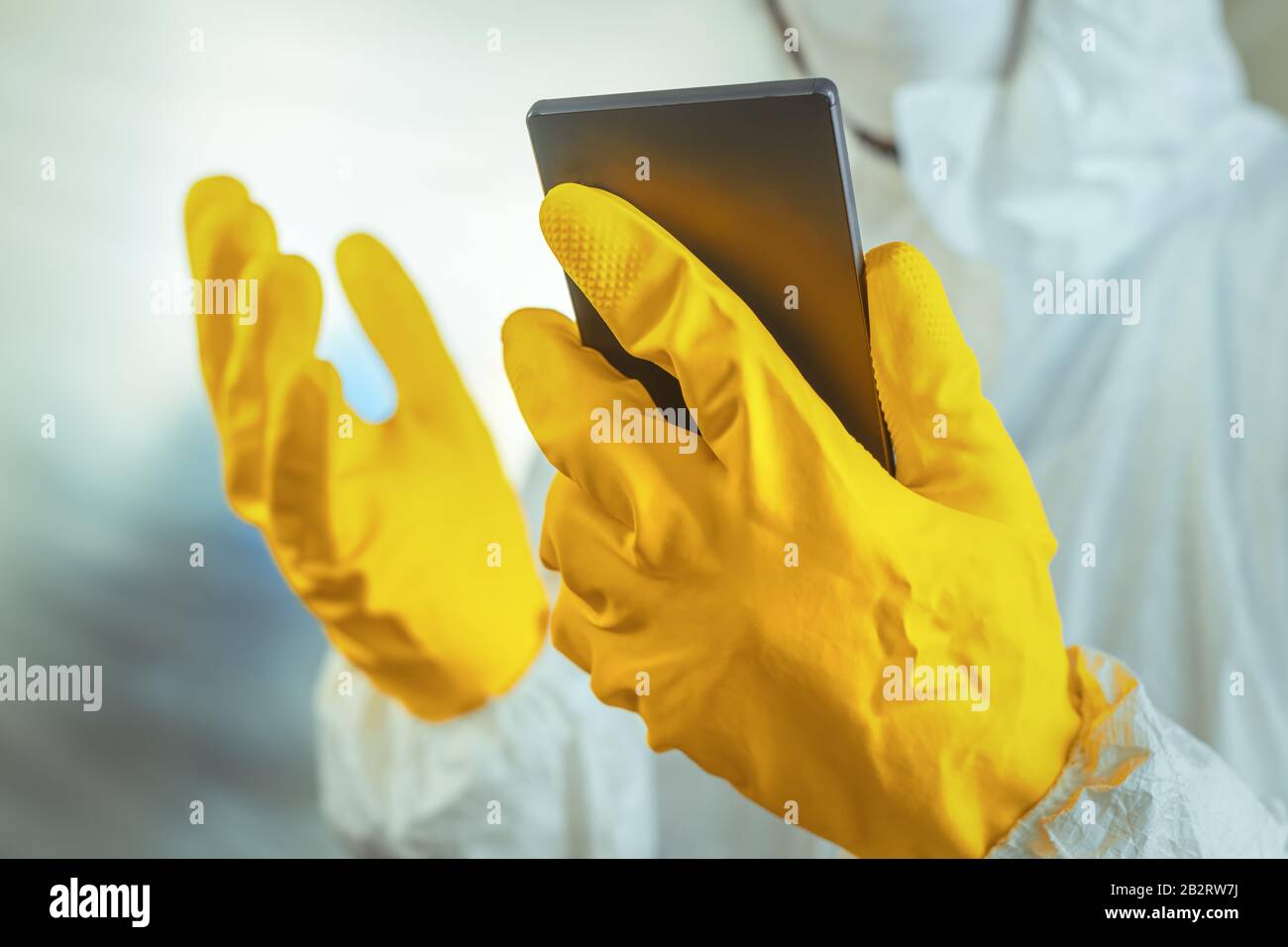 Epidemiologe verwendet Smartphone in Quarantäne der Infektion mit dem Krankenhausvirus, selektiver Fokus Stockfoto