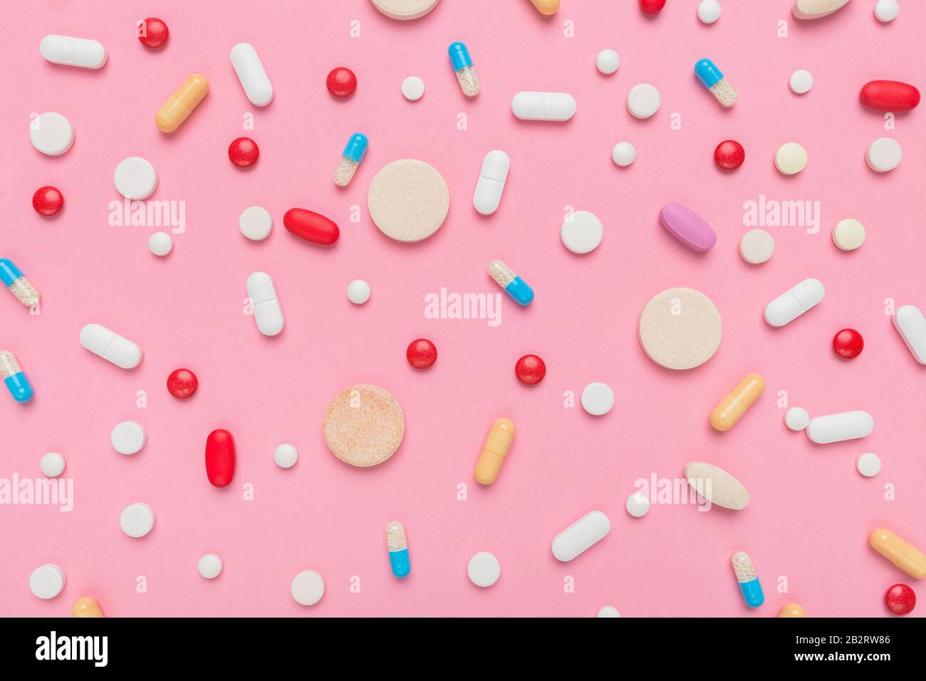 Vielzahl von Pillen und Tabletten Medizin flach Draufsicht für Femtech und Frauen Gesundheit Konzept Hintergrund Stockfoto