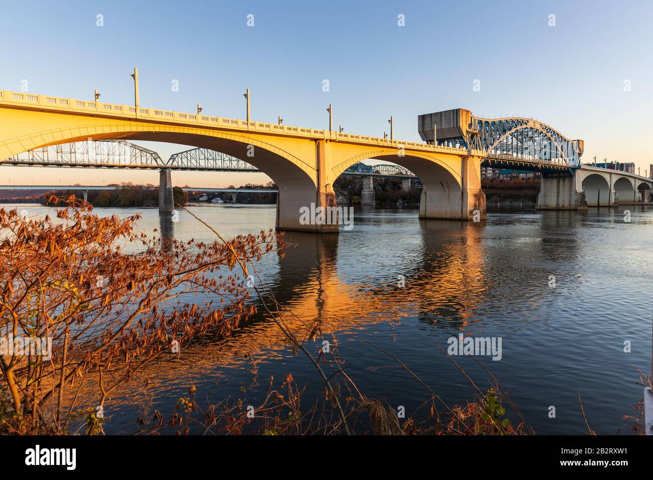 Chattanooga, TN, USA / 24. November 2019: John Ross Bridge bei Sonnenuntergang in Chattanooga, TN Stockfoto