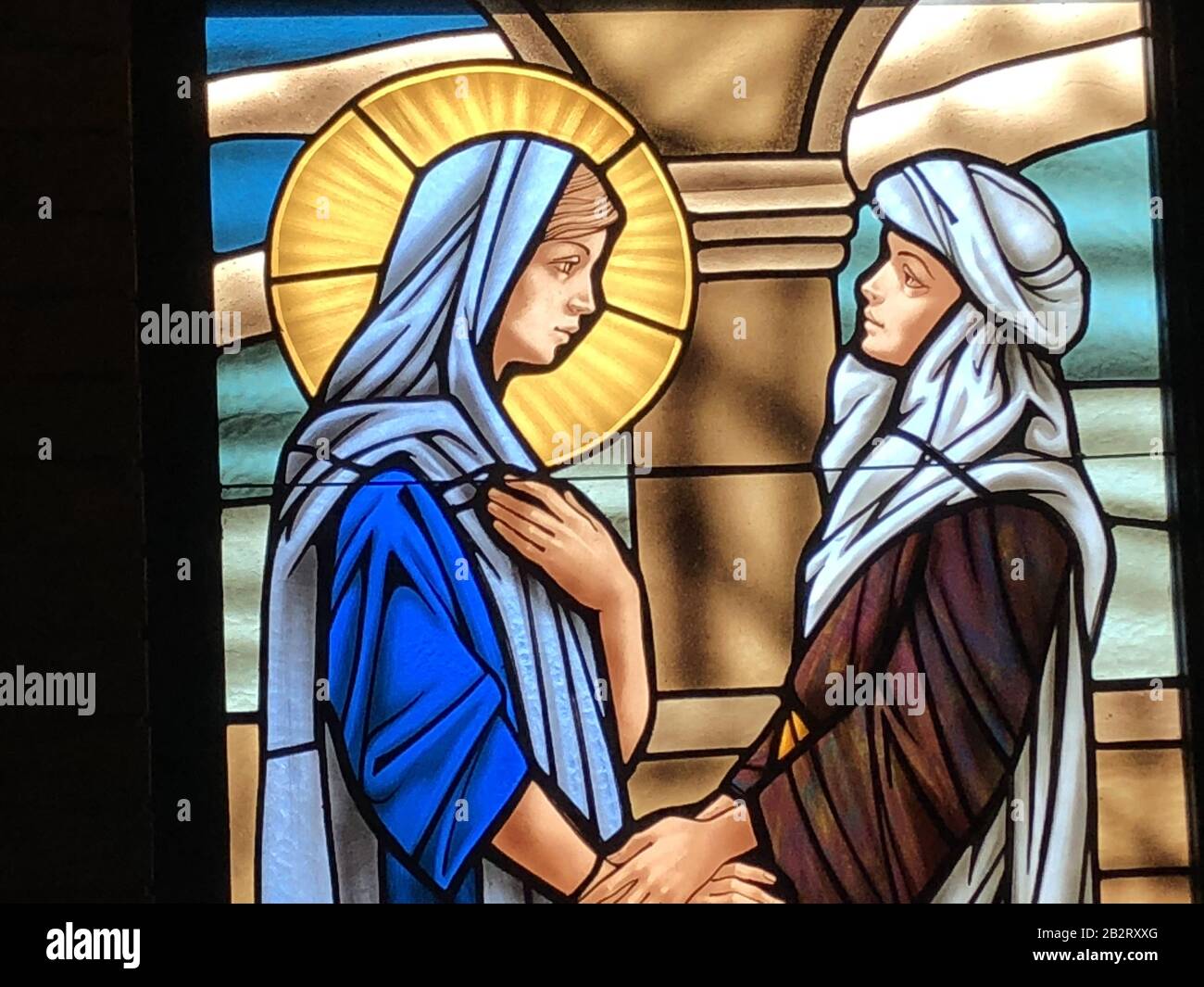 Ocean SPRINGS, VEREINIGTE STAATEN - 11. November 2018: Glasbild der Visitation in der katholischen St. Elizabeth Seton Kirche. Stockfoto