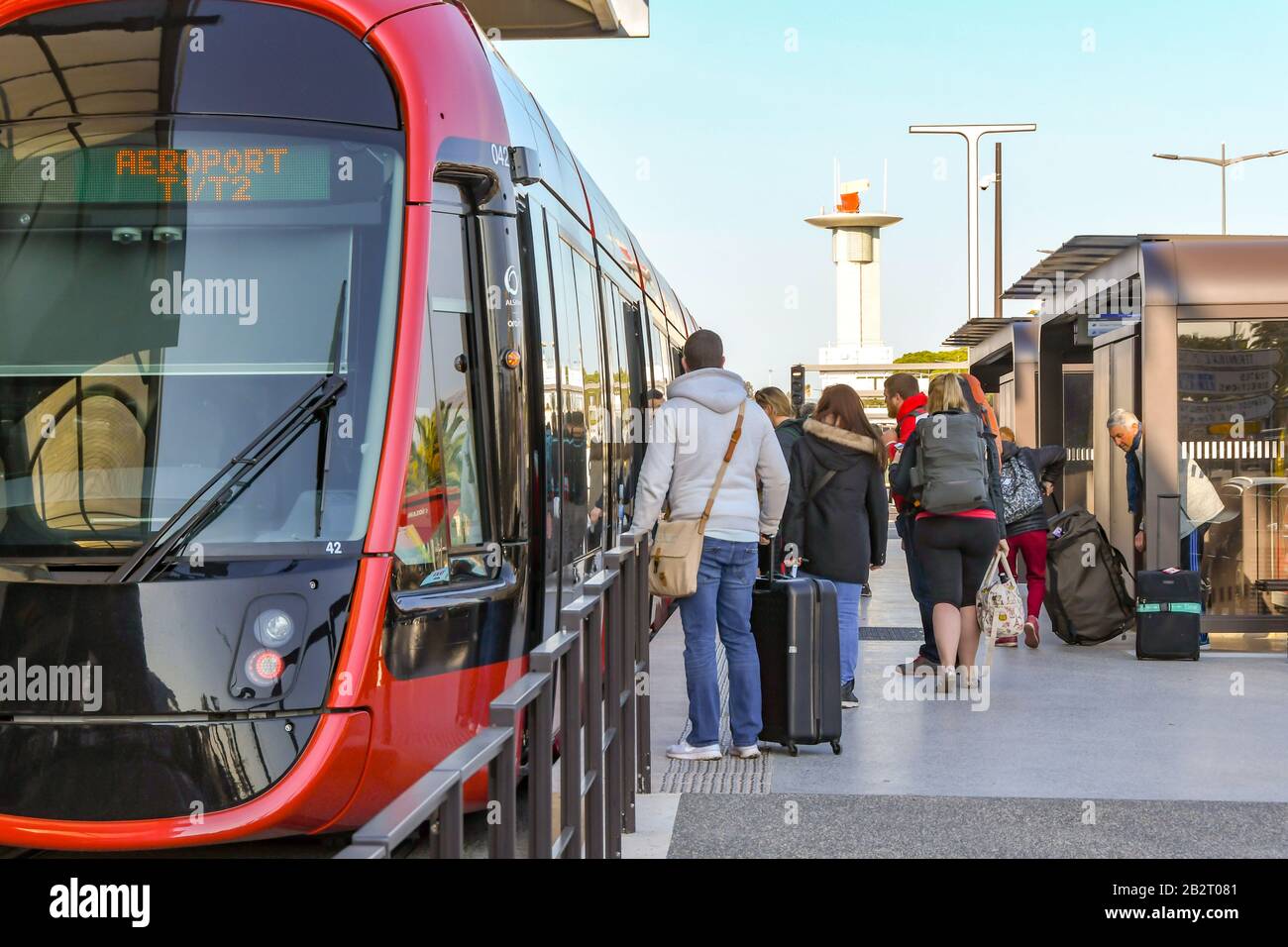 Netter FLUGHAFEN, FRANKREICH - APRIL 2019: Menschen, die mit einer Straßenbahn in das neue U-Bahn-System in Nizza an der Flughafenstation der Stadt einsteigen Stockfoto