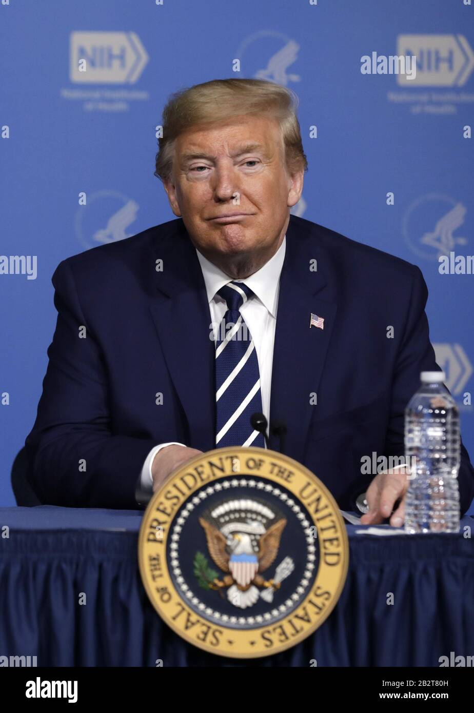 Bethesda, Vereinigte Staaten. März 2020. Präsident Donald Trump nimmt an einem Rundtischgespräch mit Coronavirus an den National Institutes of Health, Dienstag, 3. März 2020, in Bethesda, MD, Teil. Trumps Besuch kommt, als die Todesrate von Coronavirus in den USA auf neun mit mehr als 100 Fällen in 15 Bundesstaaten gestiegen ist. Foto von Yuri Gripas/UPI Credit: UPI/Alamy Live News Stockfoto