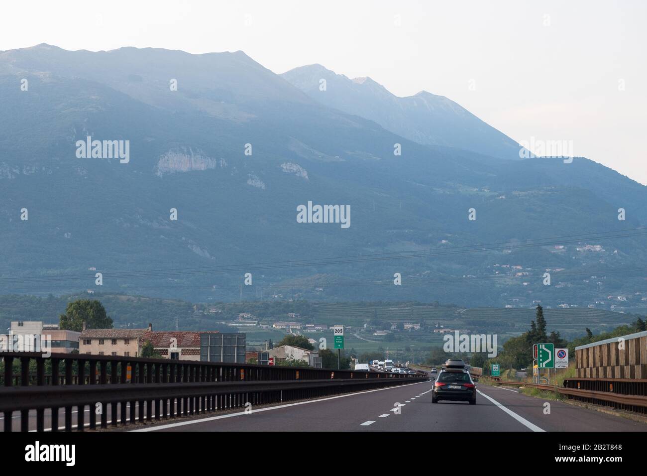 Autostrada A22 Autostrada Del Brennero in Vallagarina (Lagarina-Tal) in den südlichen Kalkalpen, Friaul-Julisch Venetien, Italien. August 2019 © W Stockfoto