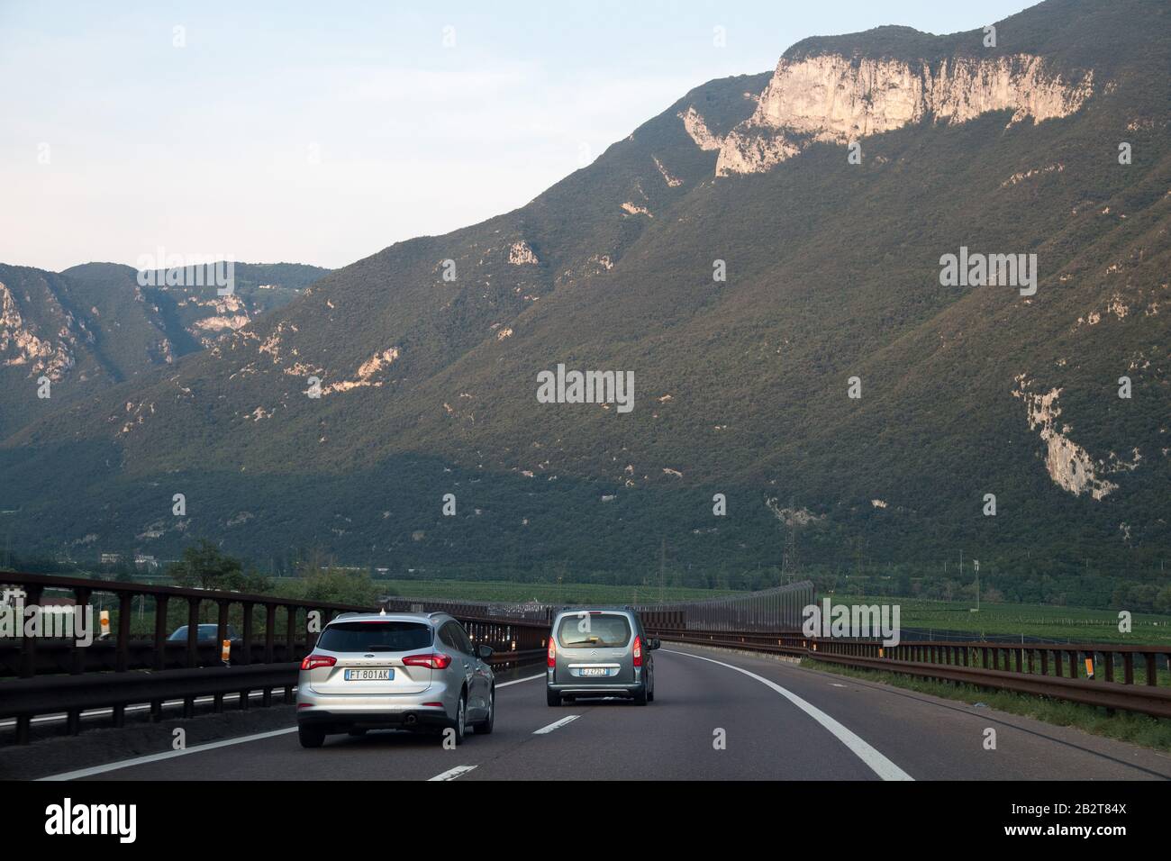 Autostrada A22 Autostrada Del Brennero in Vallagarina (Lagarina-Tal) in den südlichen Kalkalpen, Friaul-Julisch Venetien, Italien. August 2019 © W Stockfoto