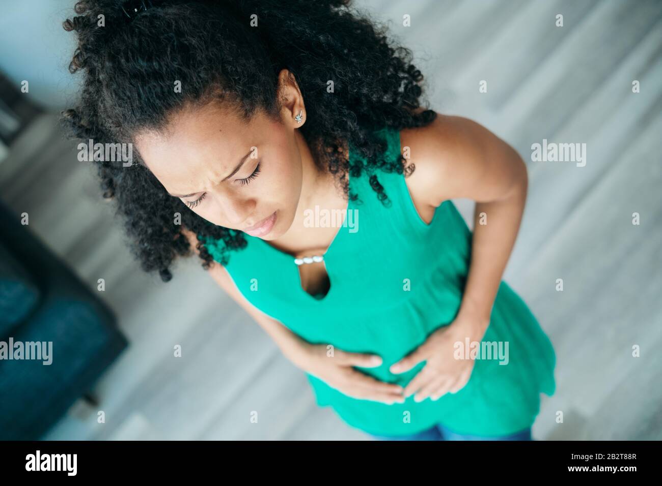 Junge Afroamerikanische Frau Mit Menstruationsschmerzen Stockfoto
