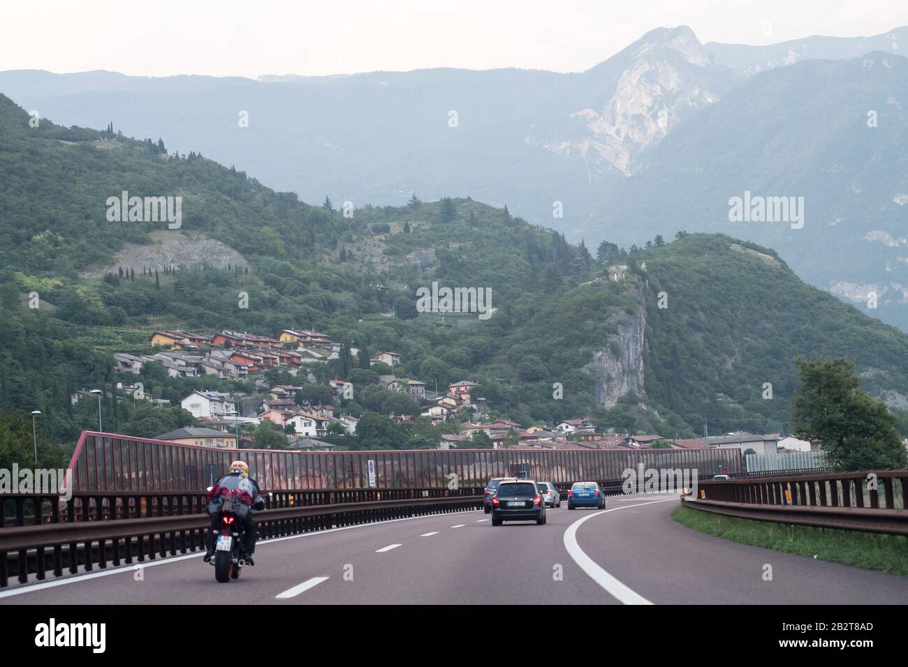Autostrada A22 Autostrada Del Brennero in Vallagarina (Lagarina-Tal) in den südlichen Kalkalpen, Trentino-Alto Adige, Italien. August 2019 © Woj Stockfoto