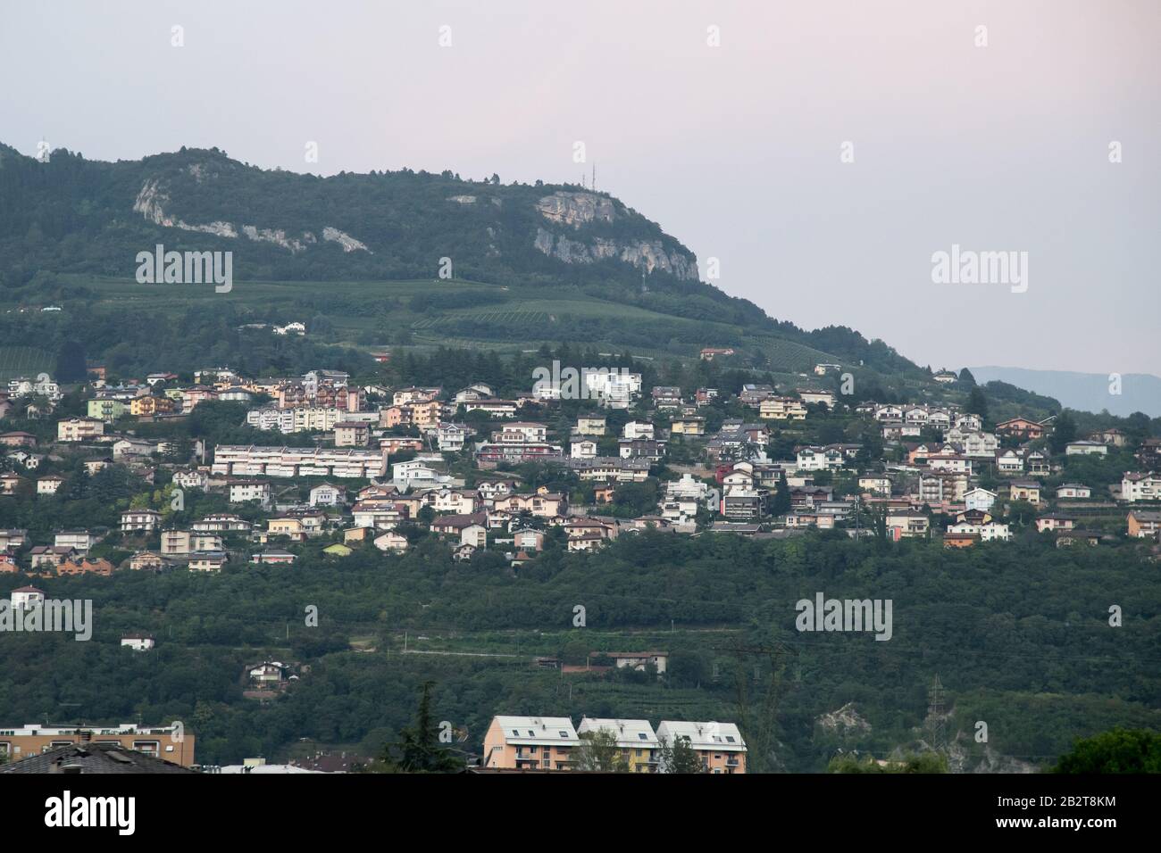 Trient in Vallagarina (Lagarina-Tal) in den südlichen Kalkalpen, Trentino-Alto Adige, Italien. August 2019 © Wojciech Strozyk / Alamy Stock Phot Stockfoto
