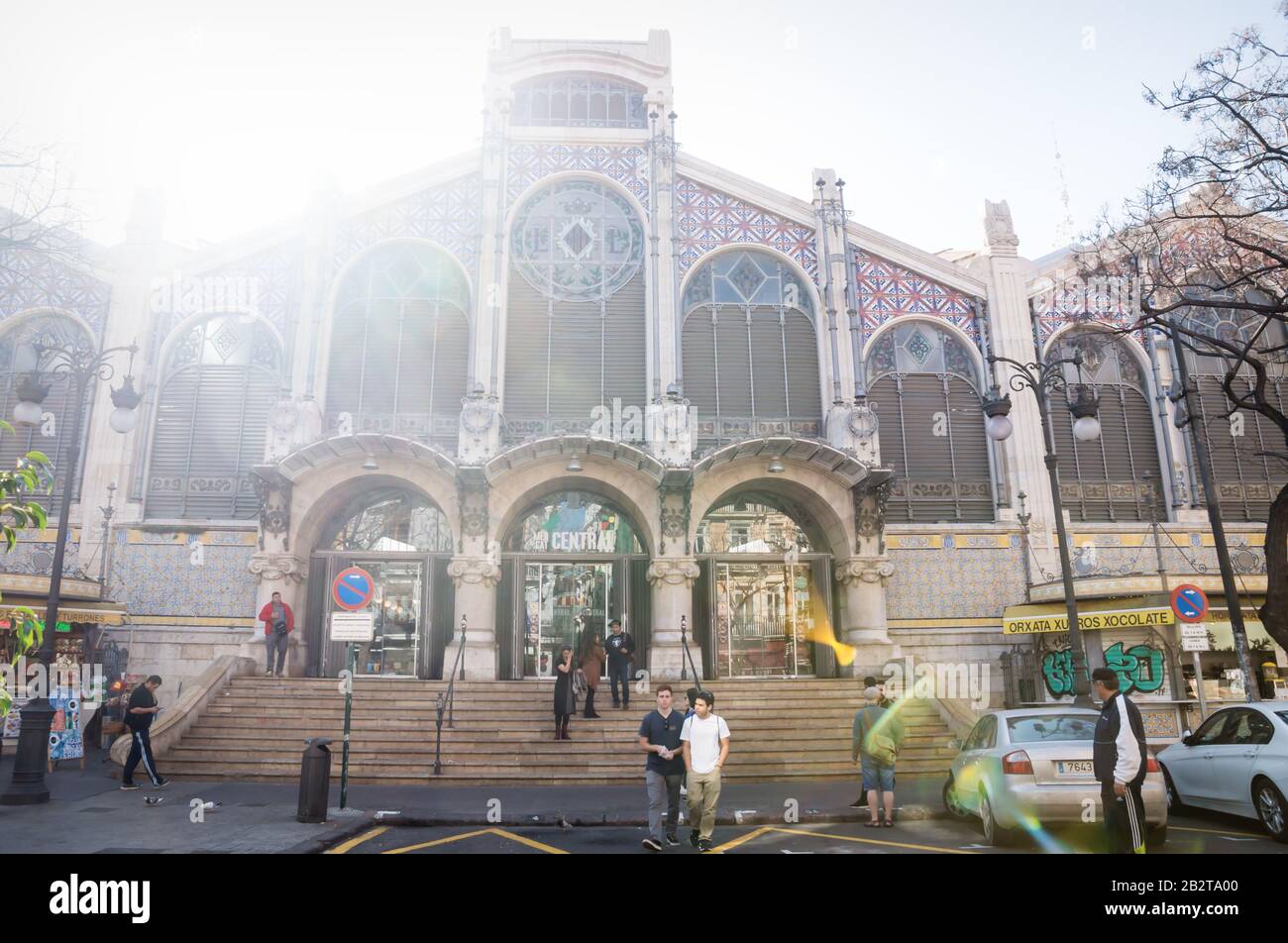 Valencia, Spanien - 17. Februar 2020: Frontansicht auf dem Mercado Central und Besucher mit Hintergrundbeleuchtung Stockfoto